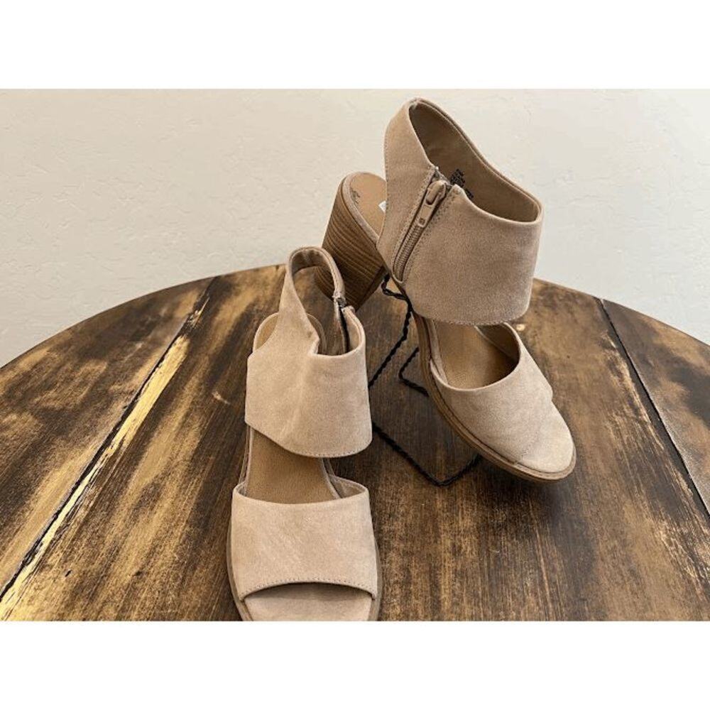 Size 8.5 Tan Dolcetta Block heels with man made material. 3.5 inch heels.